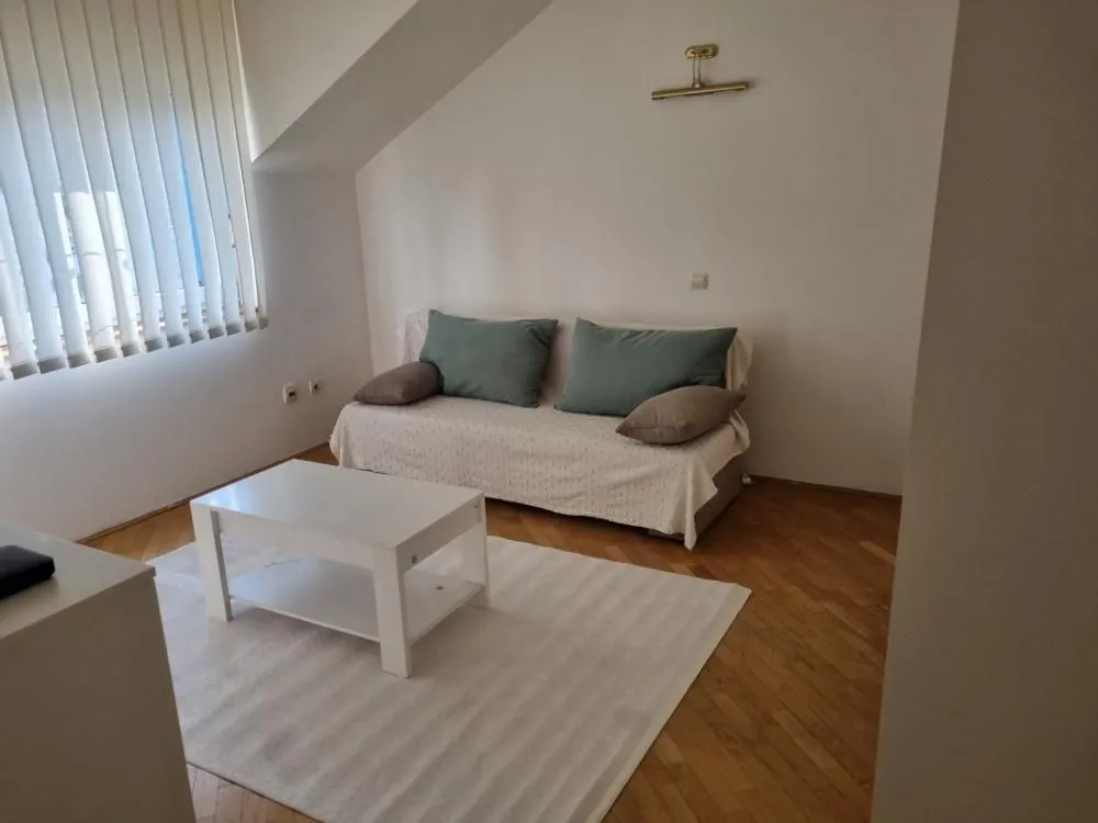 Izdavanje, stan, 130m², Čukarica, Beograd