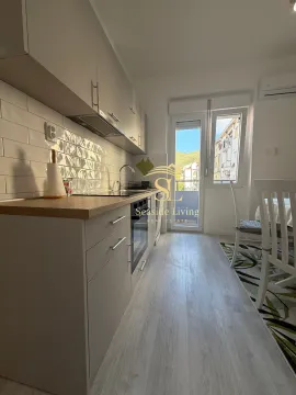 Moderna i svijetla kuhinja sa trpezarijskim dijelom i izlazom na terasu. - image 13