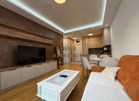 Moderan dnevni boravak sa garniturom i TV komodom povezan sa trpezarijom. - image 9