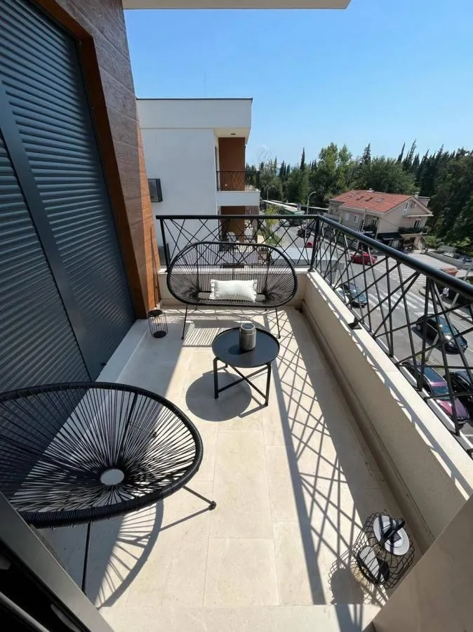 Izdavanje, dvosoban stan, 70m², Tivat, Crna Gora