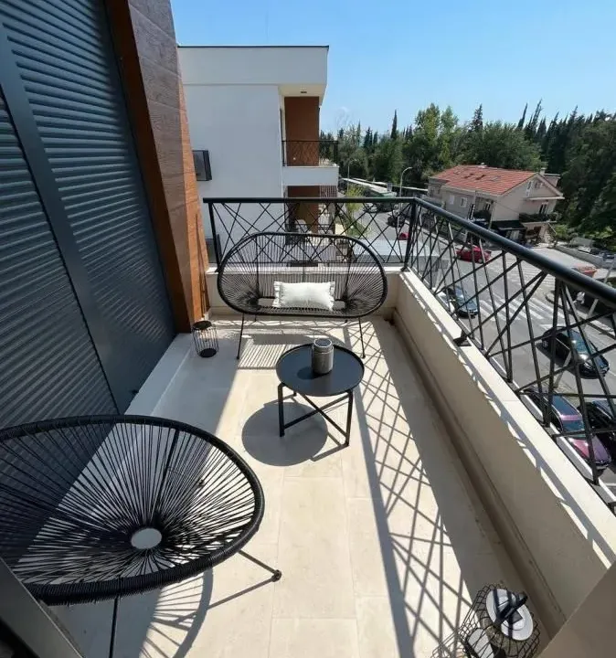 Izdavanje, dvosoban stan, 70m², Tivat, Crna Gora