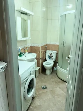 Kupatilo opremljeno tuš kabinom, umivaonikom, toaletom i veš mašinom. - image 4
