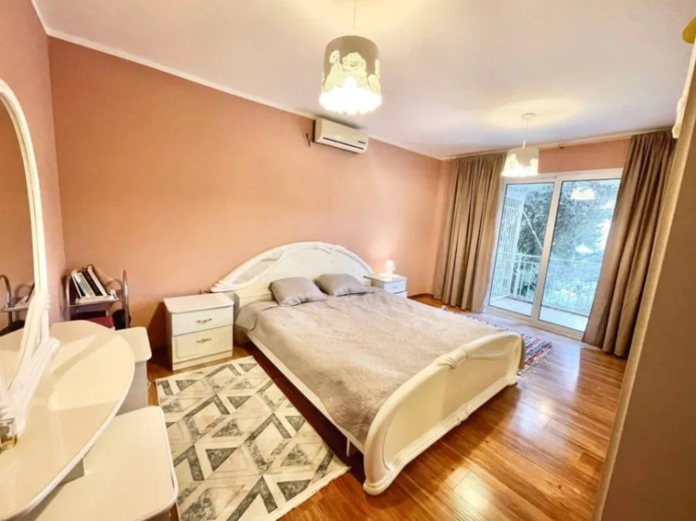 Izdavanje, kuća, 120m², Bečići, Budva