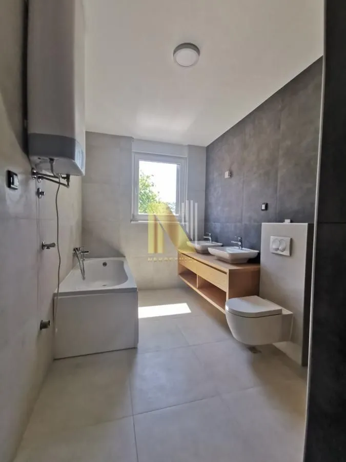 Prodaja, četvorosoban stan, 124m², Sremska Kamenica, Petrovaradin