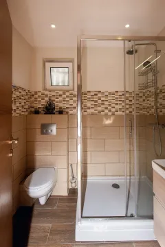 Moderno kupatilo sa tuš kabinom i visećom toalet šoljom. - image 14