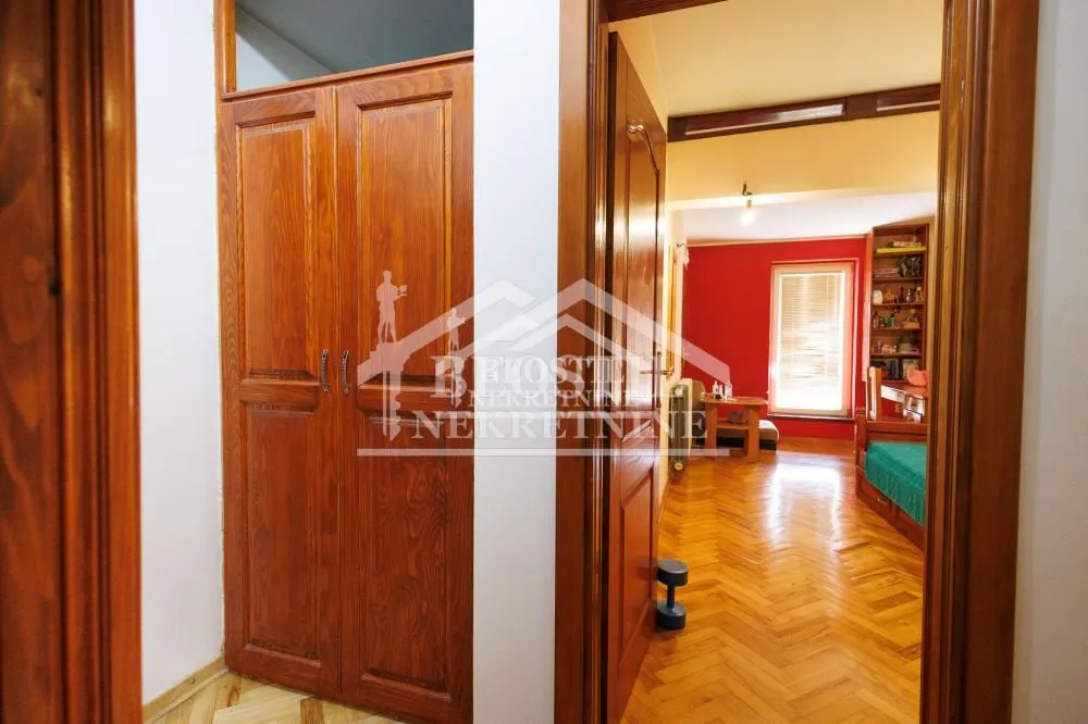 Prodaja, četvorosoban stan, 84m², Gundulićev Venac, Beograd