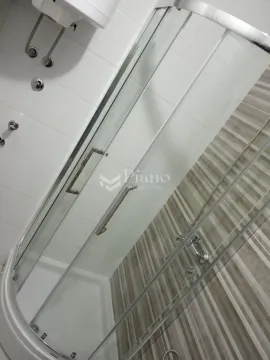Kupatilo sa tuš kabinom i bijelim zidnim pločicama. - image 5