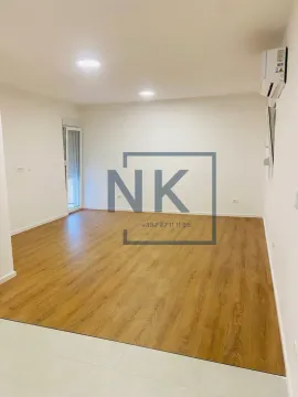 Prazna soba sa drvenim podom i klima uređajem. - image 3