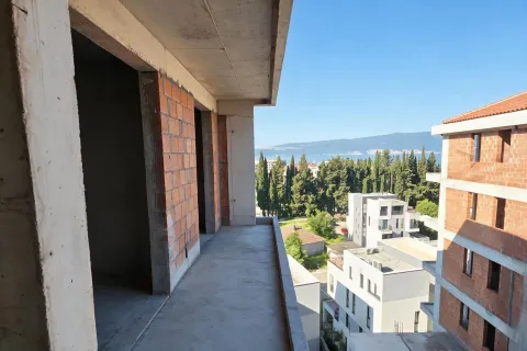 Pogled sa neopremljene terase u izgradnji na okolne zgrade i more. - image 6