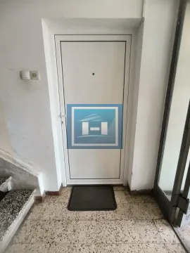 Ulazna vrata u zgradu sa popločanim podom i stepeništem. - image 11