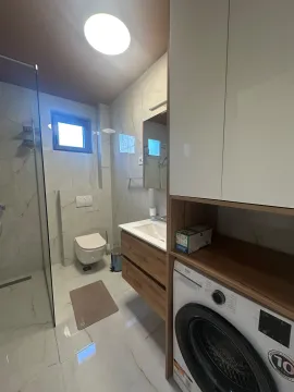 Moderne kupatilo sa tuš kabinom, umivaonikom i ugrađenom veš mašinom. - image 14