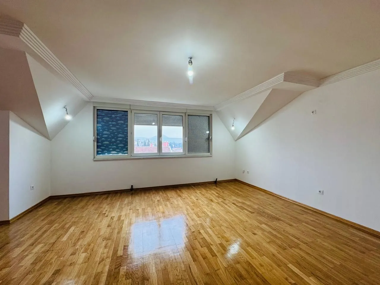 Izdavanje, poslovni prostor, 200m², Gintaš, Podgorica