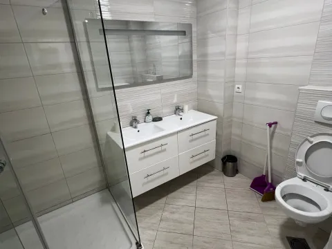 Izdavanje, dvosoban stan, 84m², Šušanj, Bar - image 11