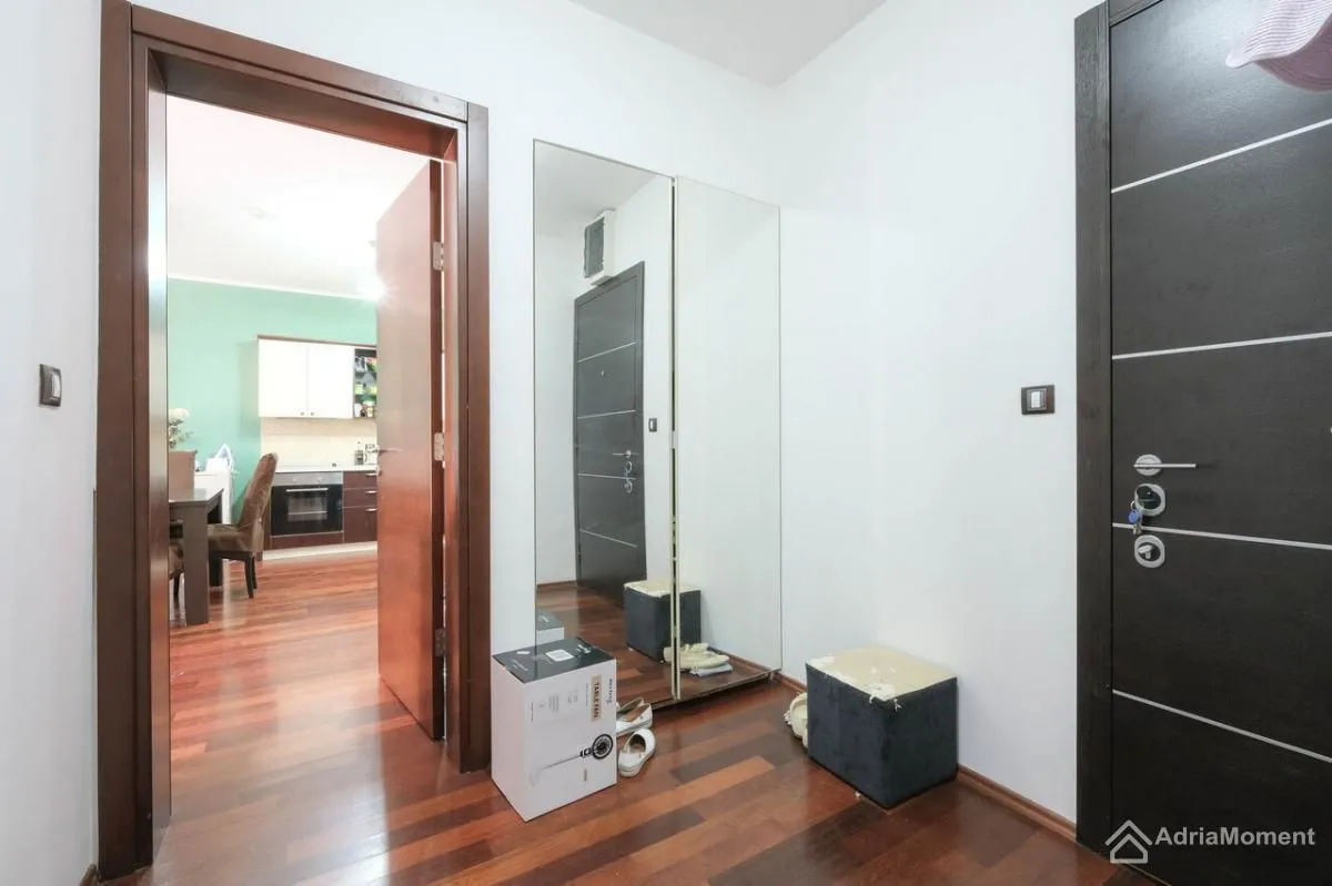 Sale, two bedroom apartment, 85m², Dobrota, Kotor