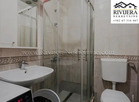 Manje kupatilo sa tuš kabinom, umivaonikom i toaletom. - image 5