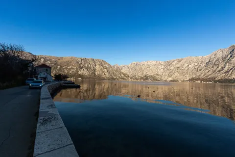 Pogled na more i planine sa obale u blizini puta. - image 38