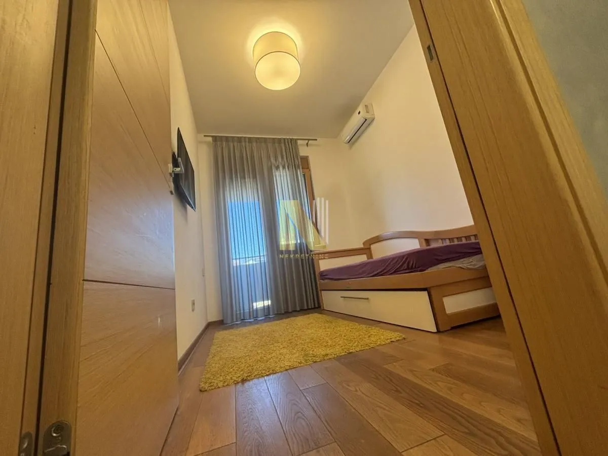 Izdavanje, četvorosoban stan, 102m², Centar, Novi Sad