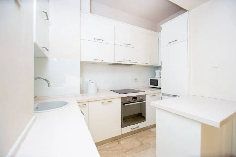 Izdavanje, dvosoban stan, 85m², Tre Canne, Budva