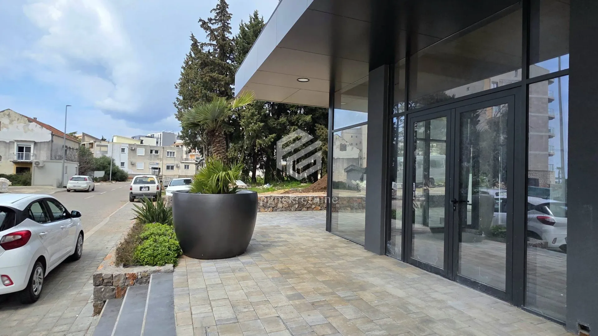 Rent, office space, 55m², Šušanj, Bar