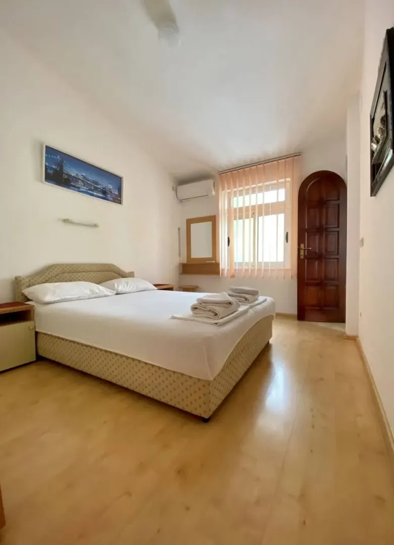 Izdavanje, dvosoban stan, 80m², Gospoština, Budva