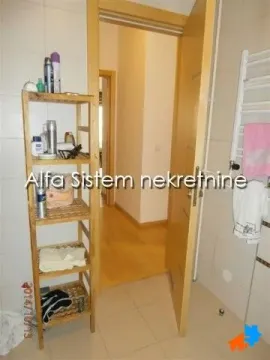 Pogled iz kupatila prema hodniku. - image 17