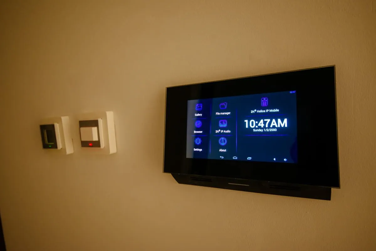 Kontrolni panel pametne kuće i prekidači na zidu.