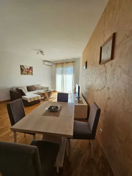 Dnevna soba sa trpezarijskim stolom i garniturom za sjedenje. - image 2