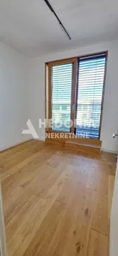 Prazna soba sa drvenim podom i balkonskim vratima sa roletnama. - image 8
