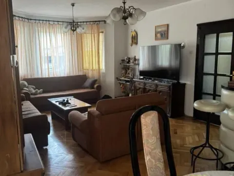 Izdavanje, kuća, 340m², Zemun Sve Podlokacije, Beograd - image 8