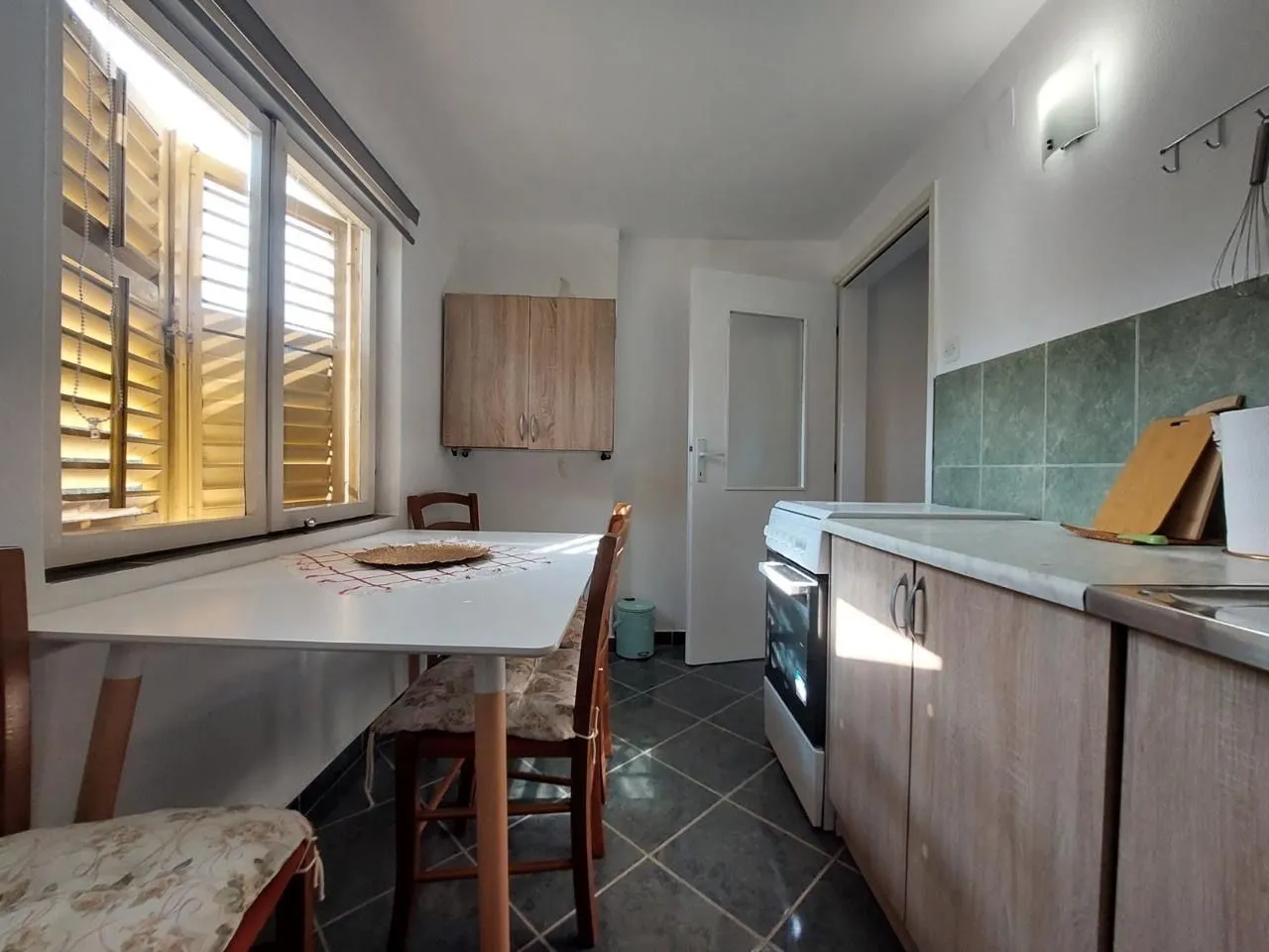 Izdavanje, dvosoban stan, 80m², Kalimanj, Tivat