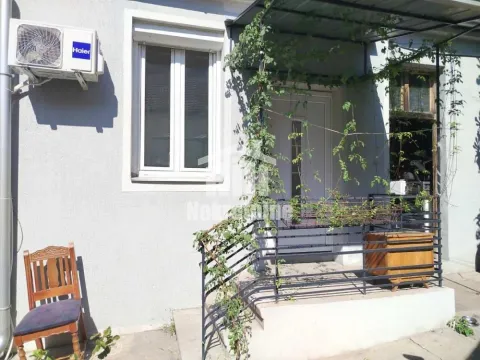 Ulaz u kuću sa stepeništem i nadstrešnicom prekrivenom zelenilom. - image 13