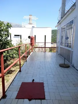 Prostrana terasa sa pločicama i metalnom ogradom. - image 3