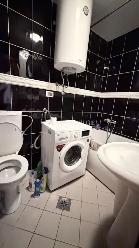 Kupatilo opremljeno sanitarijama, kadom, mašinom za veš i bojlerom.