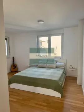 Svetla spavaća soba sa bračnim krevetom i drvenim podom. - image 16