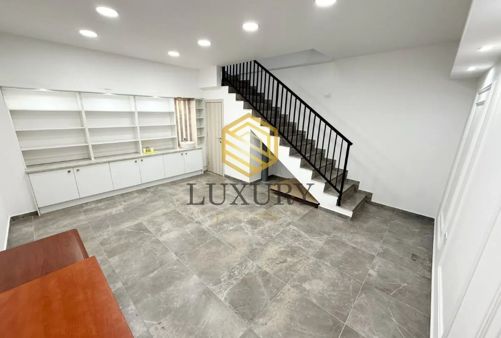Izdavanje, poslovni prostor, 56m², Blok 9, Podgorica