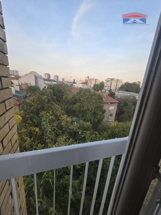 Pogled sa terase na grad i zelenilo.