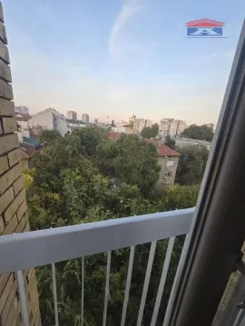 Pogled sa terase na grad i zelenilo. - image 8