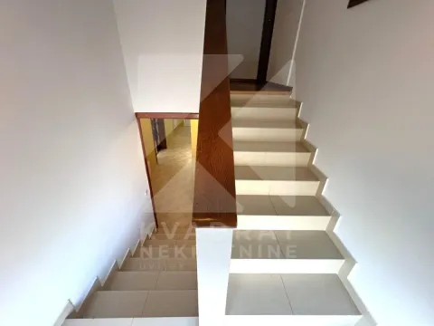Prodaja, kuća, 200m², Tološi, Podgorica - image 20