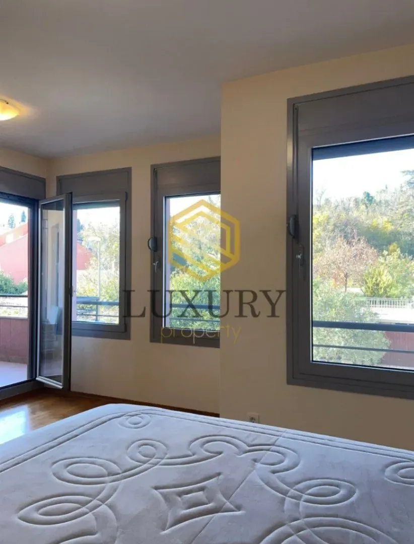 Izdavanje, dvosoban stan, 125m², Gorica C, Podgorica