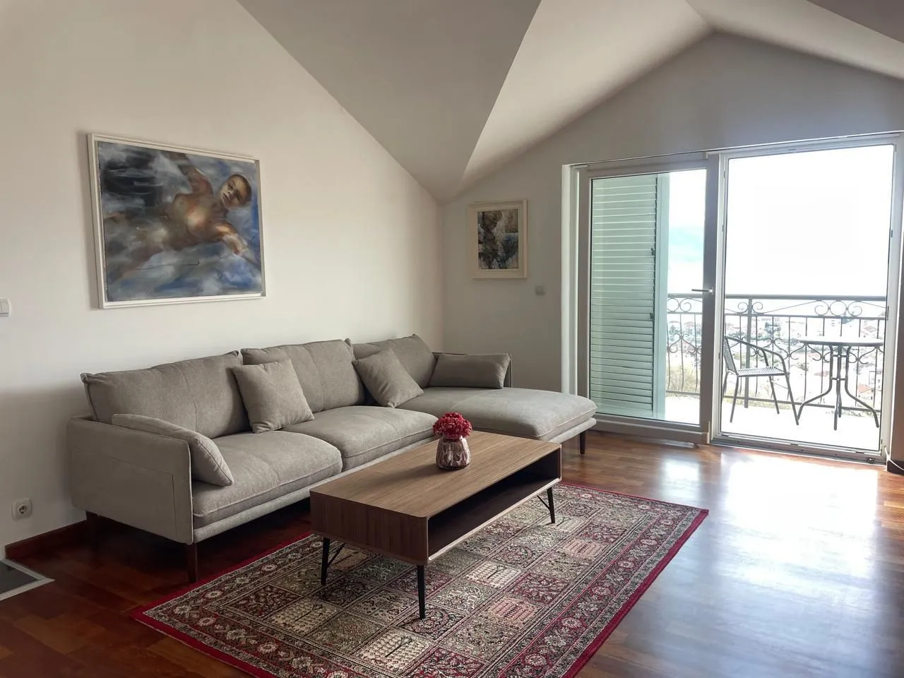 Izdavanje, dvosoban stan, 90m², Tripovići, Tivat