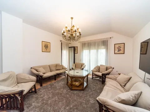 Izdavanje, trosoban stan, 100m², Gornja Gorica, Podgorica - image 11