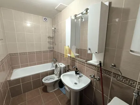 Kupatilo opremljeno kadom, umivaonikom, toaletom i zidnim ormarićem. - image 8