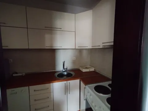 Mala, funkcionalna kuhinja sa bijelim elementima i ugradnom tehnikom. - image 16