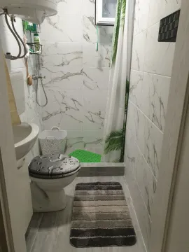 Manje kupatilo sa tuš kabinom, umivaonikom i WC šoljom. - image 12