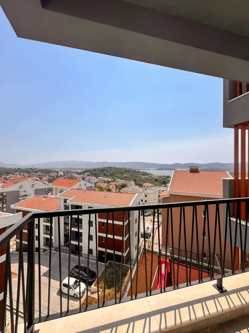 Pogled na naselje i okolinu sa terase.