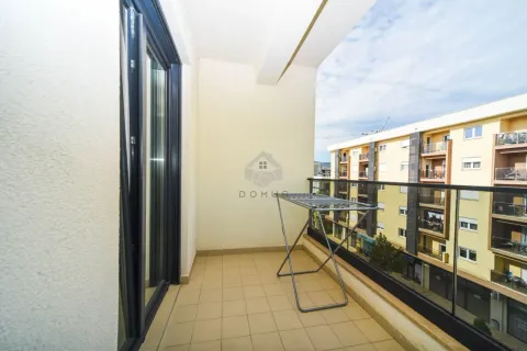 Nenamješten balkon sa staklenom ogradom i stalkom za sušenje veša. - image 2