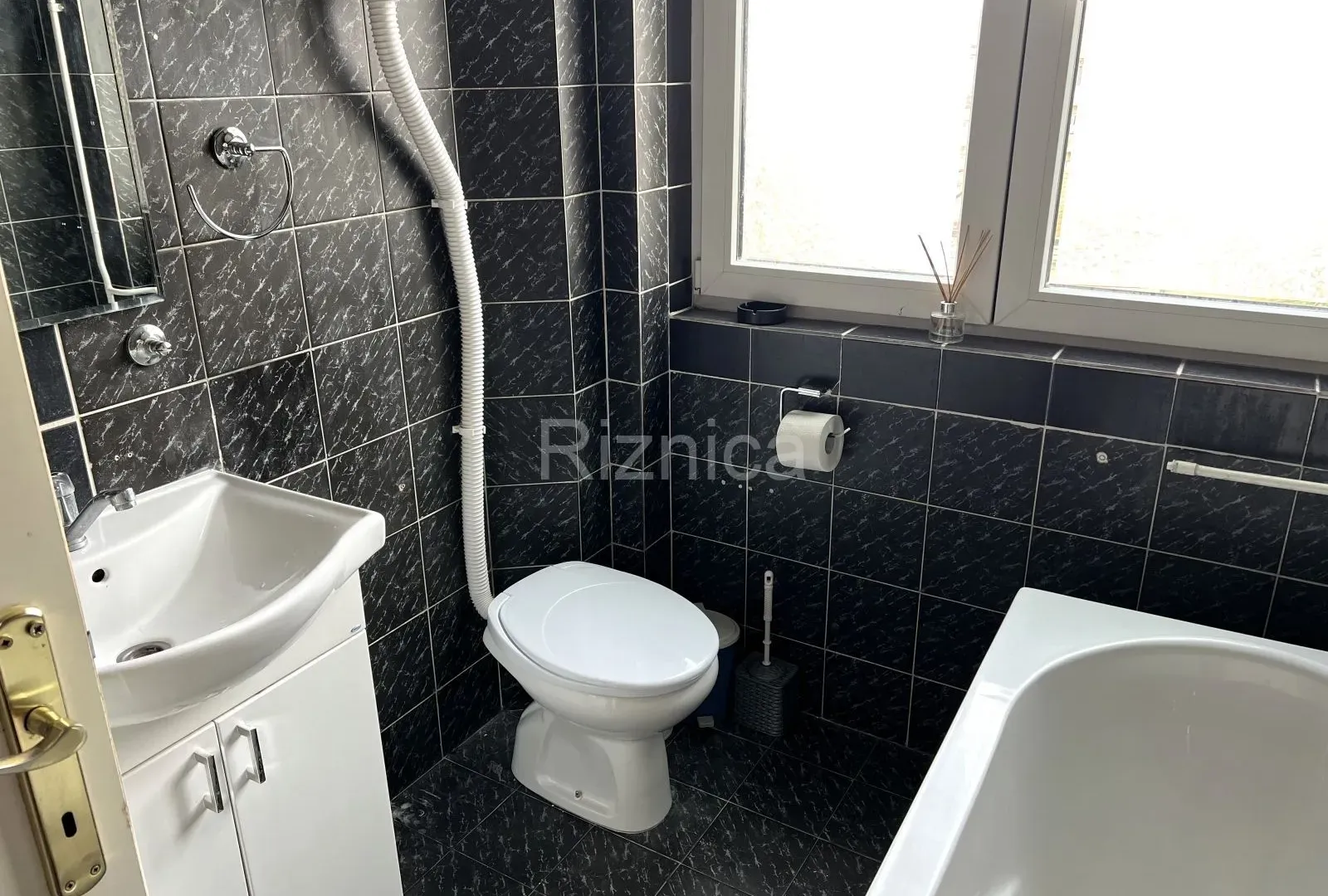 Izdavanje, jednosoban stan, 53m², Niš, Srbija
