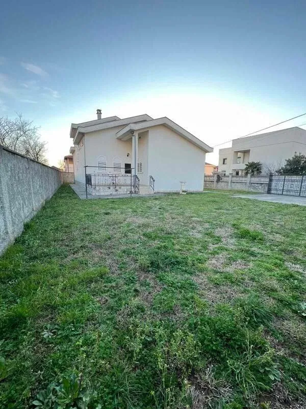 Rent, house, 450m², Zlatica, Podgorica
