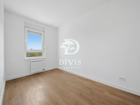 Prazna soba sa belim zidovima, drvenim podom i prozorom. - image 5