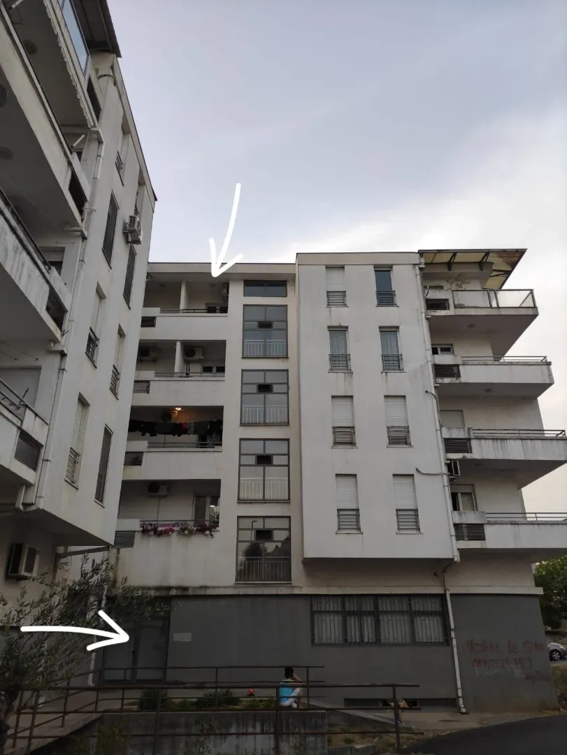 Spoljašnji izgled stambene zgrade sa terasama.